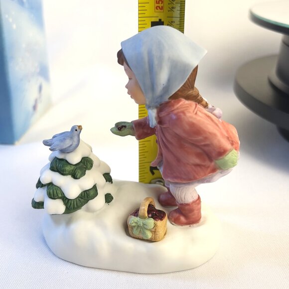 Avon “We Wish you a Merry Christmas” Vintage Musical Porcelain Figurine 1986 - Picture 9 of 11